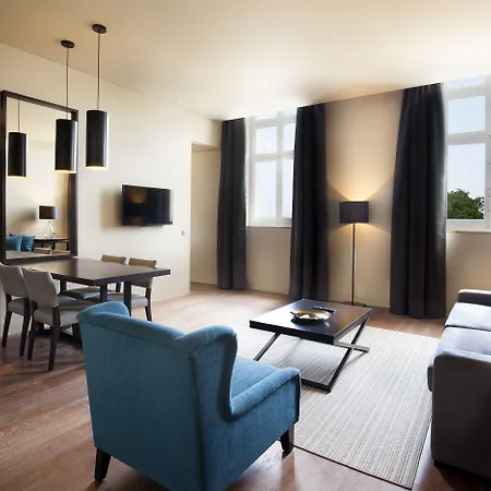 Five Stars 8 Building ホテル