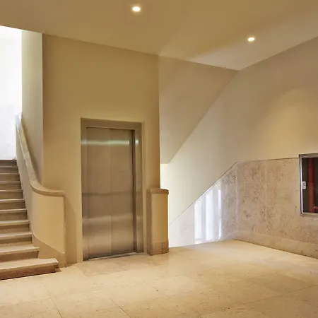 Five Stars 8 Building ホテル 4*