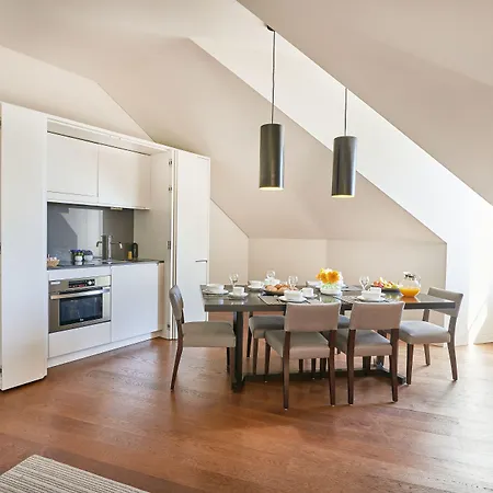 Five Stars 8 Building ホテル 4*